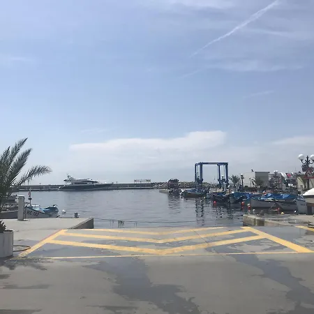 Διαμέρισμα Lazur 5 Nadezhda *